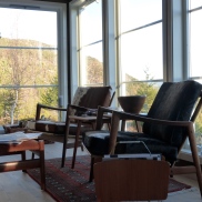 Lesekrok og panoramahjørne hvor stolene snus for å nyte utsikten mot Norefjell